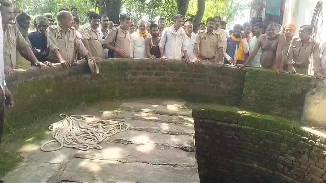 मौके पर जुटी ग्रामीण व पुलिस मौके पर जुटी ग्रामीण व पुलिस
