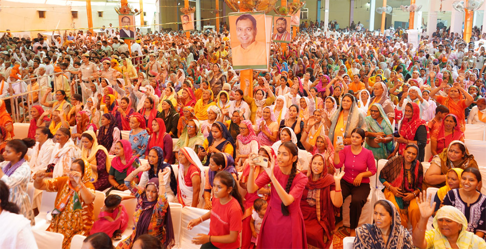 22 Snp- 1 सोनीपत: मंच पर उत्तर प्रदेश के मुख्यमंत्री योगी आदित्यनाथ का स्वागत करते हुए कार्यकर्ता, उपस्थित जनसमूह 22 Snp- 1 सोनीपत: मंच पर उत्तर प्रदेश के मुख्यमंत्री योगी आदित्यनाथ का स्वागत करते हुए कार्यकर्ता, उपस्थित जनसमूह