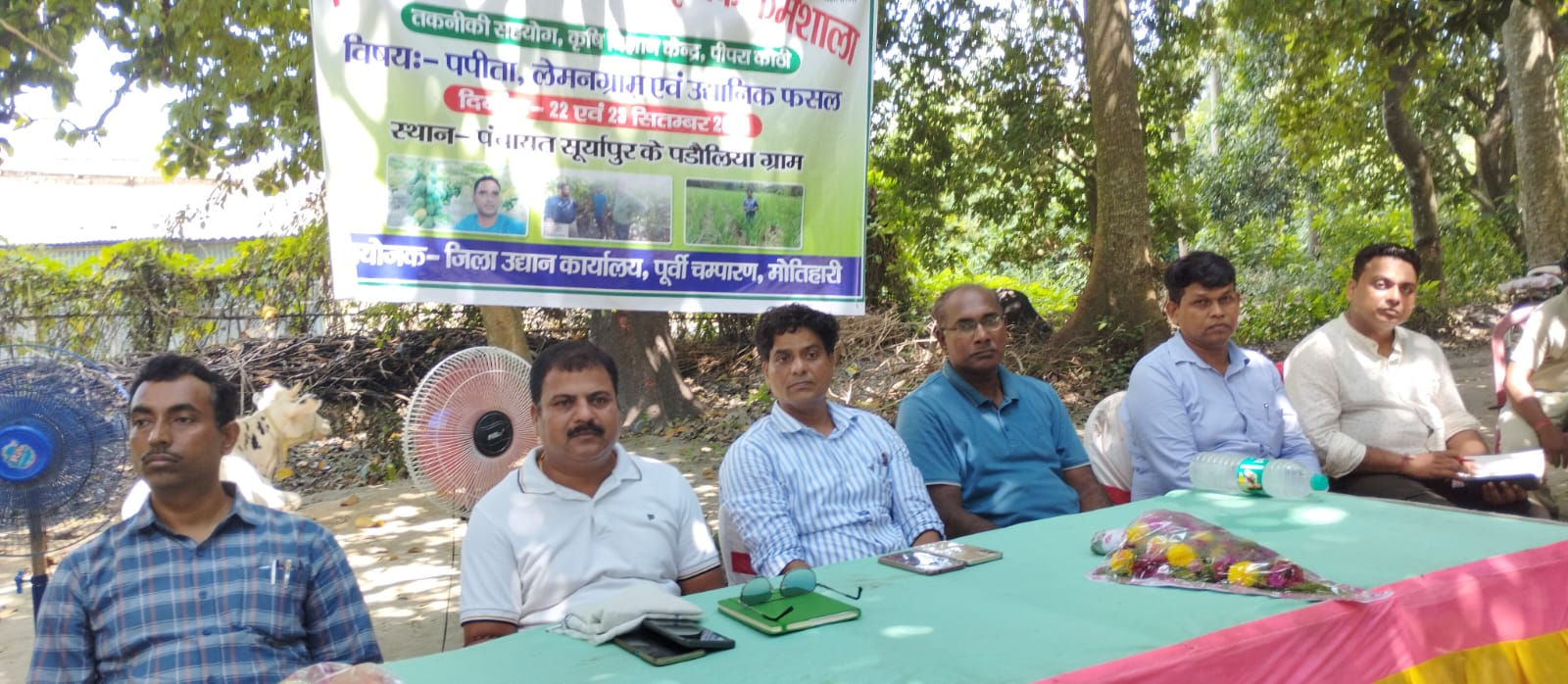 कृषक कर्मशाला में भाग लेते किसान कृषक कर्मशाला में भाग लेते किसान