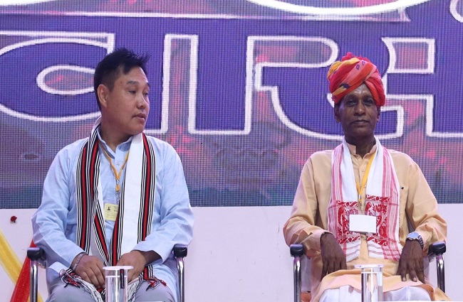 जनजातीय समाज के प्रतिनिधियों को संबोधित करते हुए वनवासी कल्याण आश्रम के अध्यक्ष सत्येन्द्र सिंह जनजातीय समाज के प्रतिनिधियों को संबोधित करते हुए वनवासी कल्याण आश्रम के अध्यक्ष सत्येन्द्र सिंह