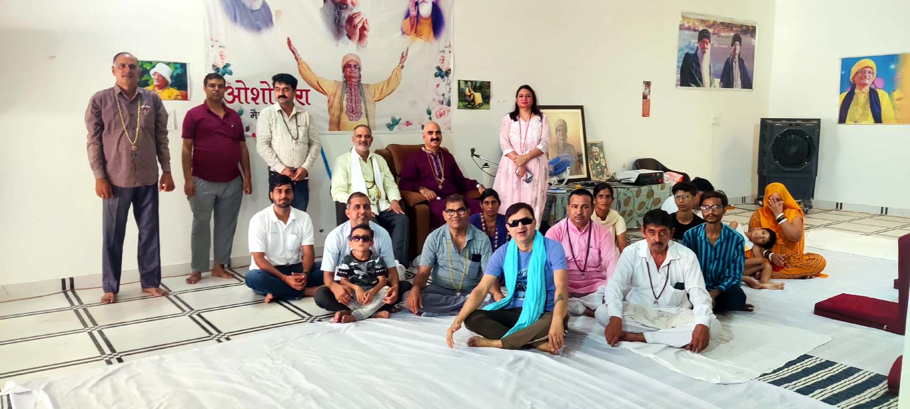कौशिक नगर स्थित साधना केंद्र में उपस्थित साधक। कौशिक नगर स्थित साधना केंद्र में उपस्थित साधक।