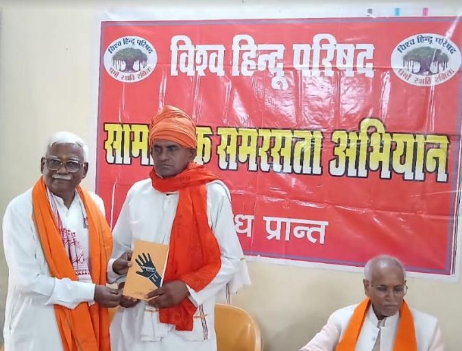 निराला दास महाराज का सम्मान करते देवजी भाई रावत निराला दास महाराज का सम्मान करते देवजी भाई रावत