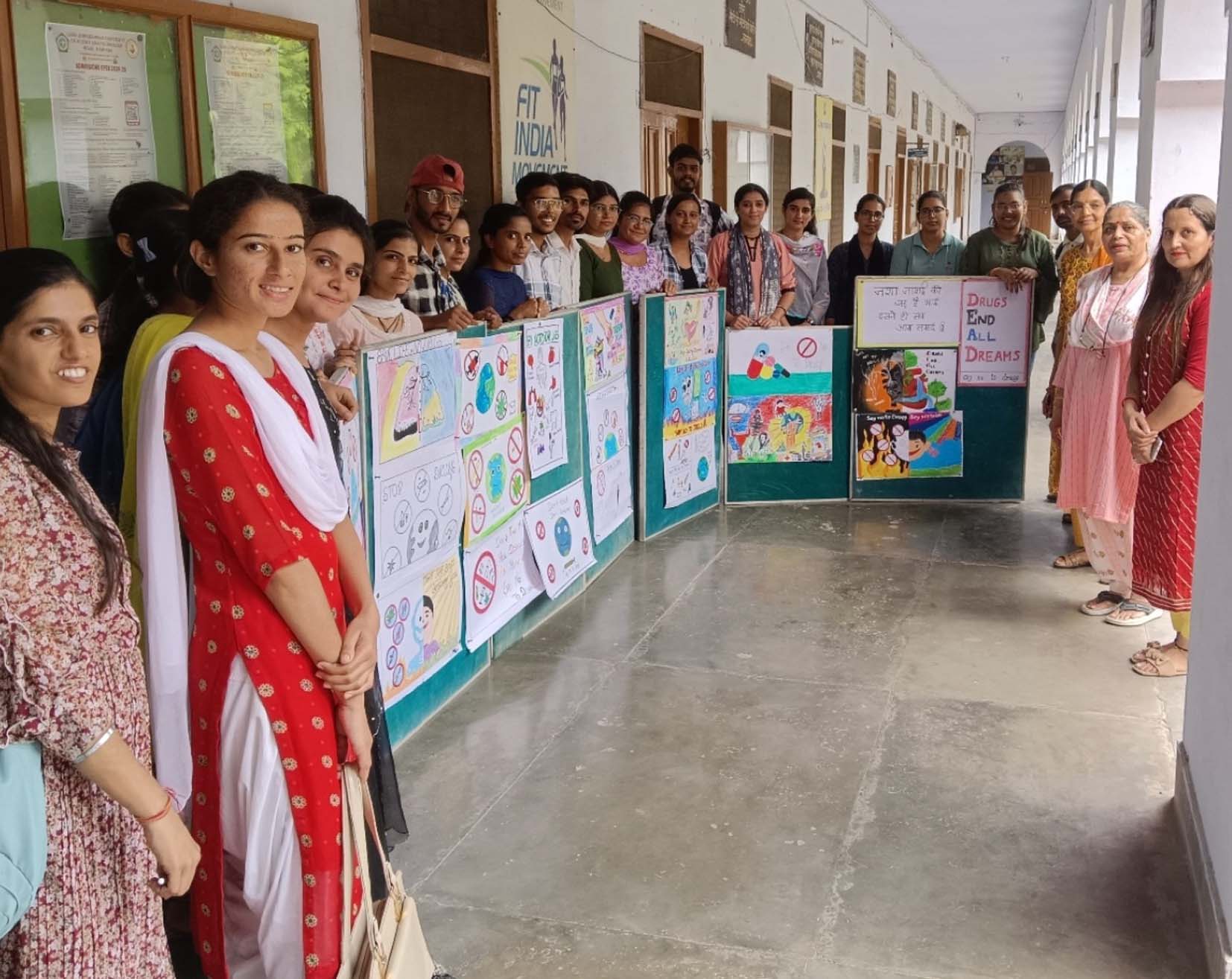 स्लोगन व पोस्टर प्रतियोगिता में शामिल छात्राएं। स्लोगन व पोस्टर प्रतियोगिता में शामिल छात्राएं।