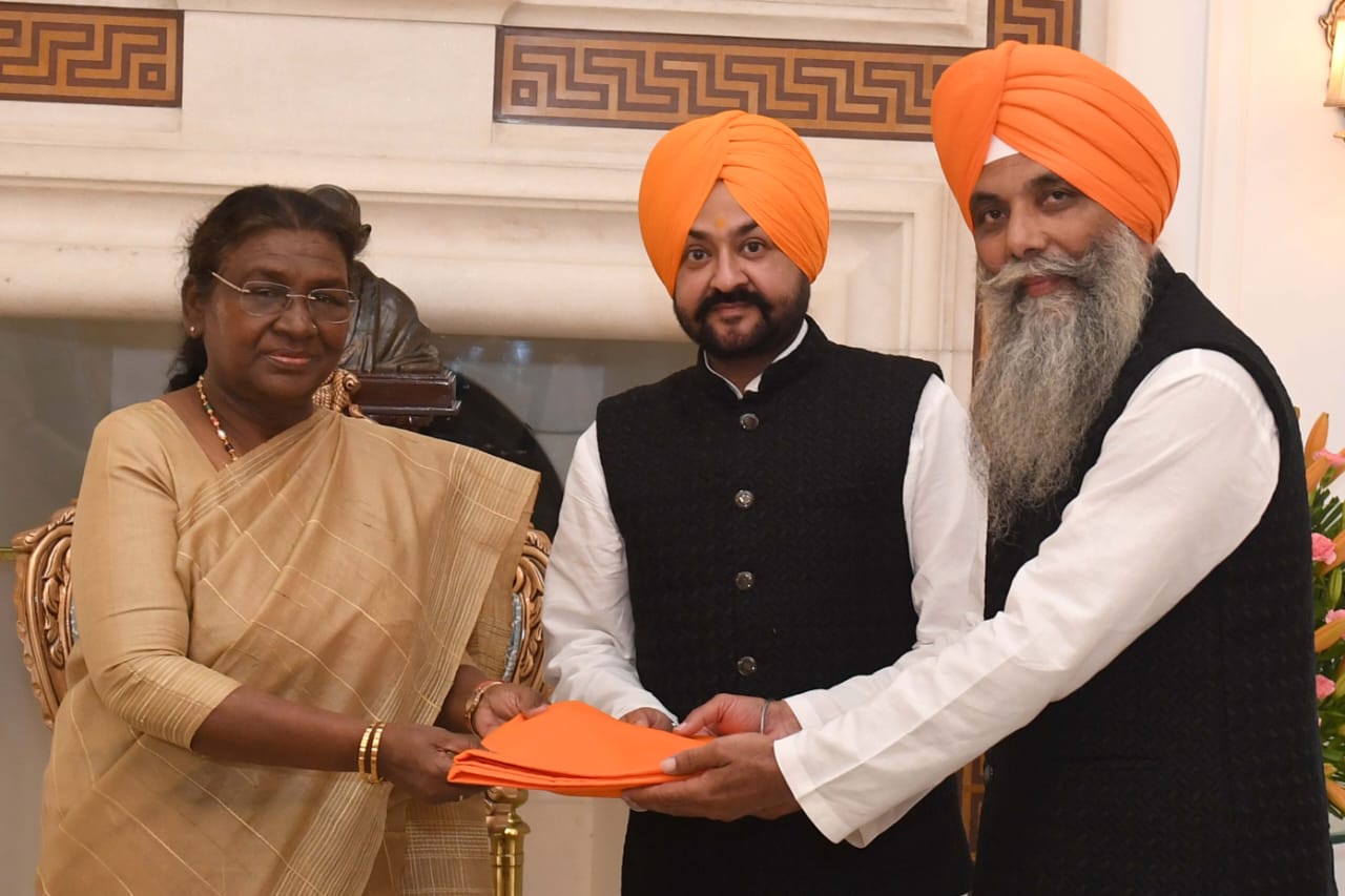 राष्ट्रपति से मुलाकात करते संस्था के अध्यक्ष गुरमीत सिंह राष्ट्रपति से मुलाकात करते संस्था के अध्यक्ष गुरमीत सिंह