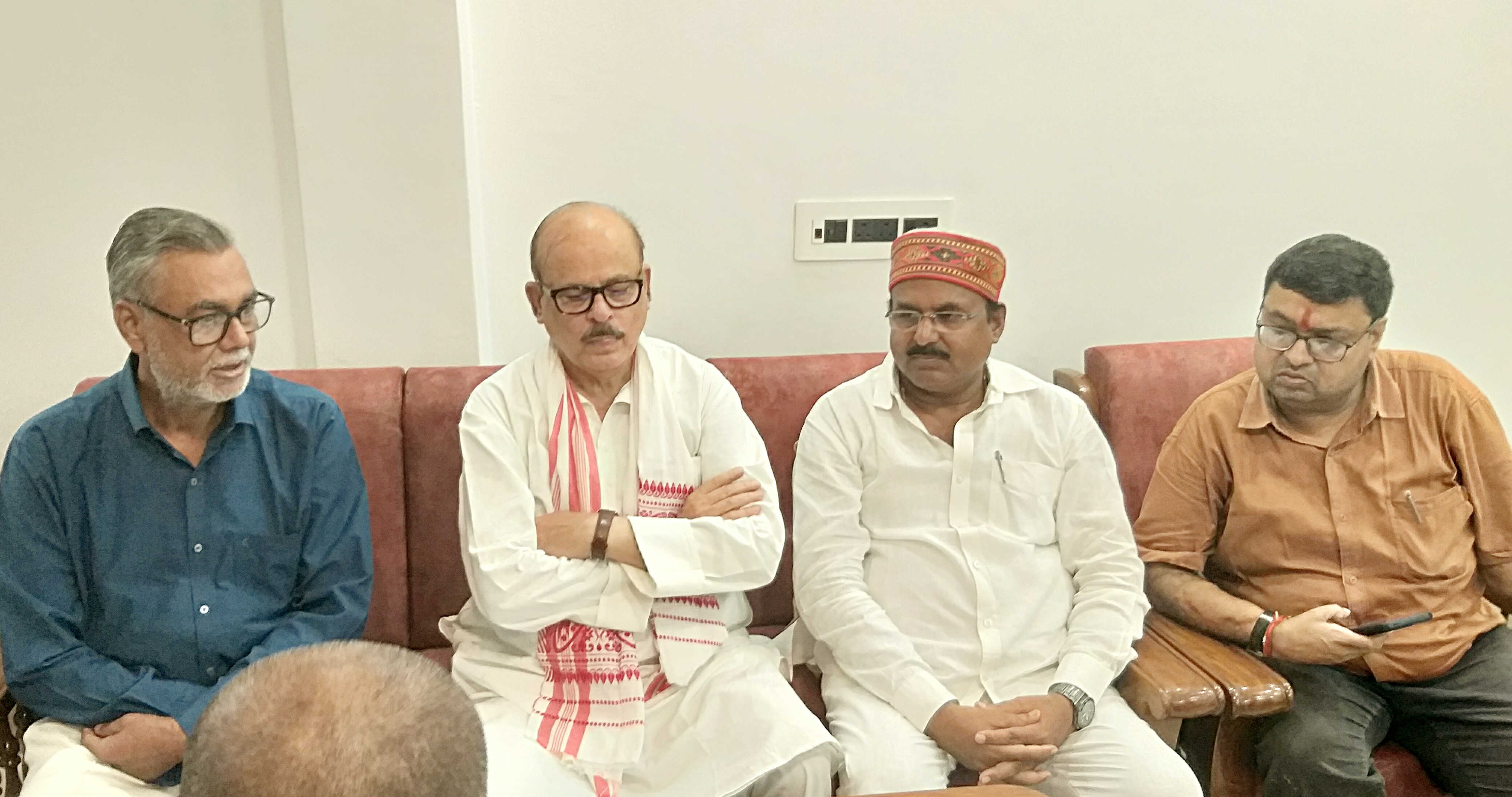 प्रेसवार्ता करते हुए तारिक अनवर प्रेसवार्ता करते हुए तारिक अनवर