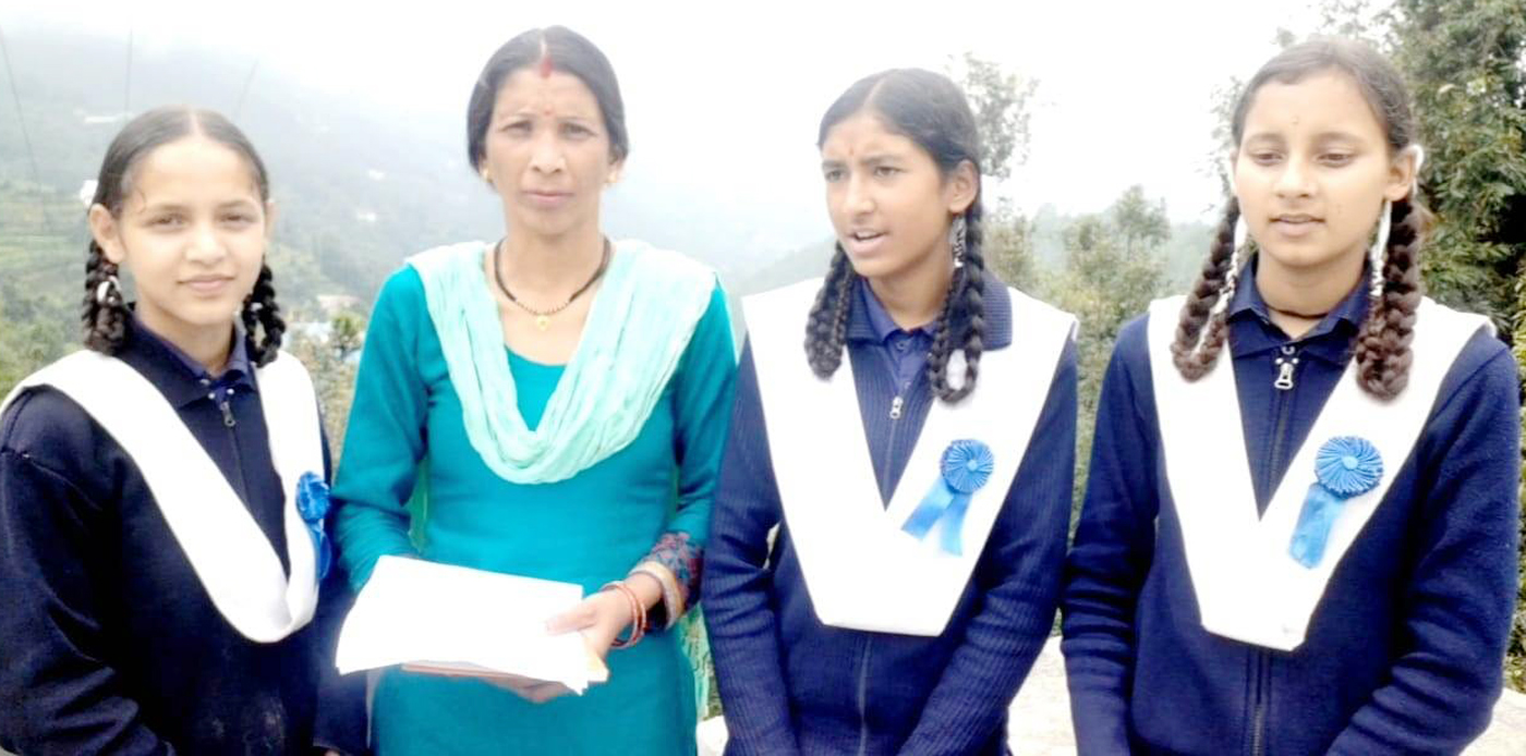 राइंका गुनियालेख में स्वच्छ भारत अभियान की मुहिम में शामिल छात्राएं। राइंका गुनियालेख में स्वच्छ भारत अभियान की मुहिम में शामिल छात्राएं।
