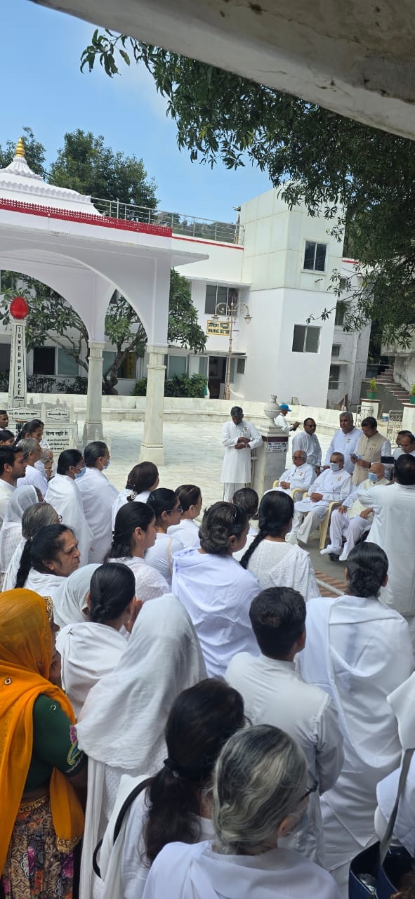 सैकड़ों का लोगो का हुजूम सैकड़ों का लोगो का हुजूम
