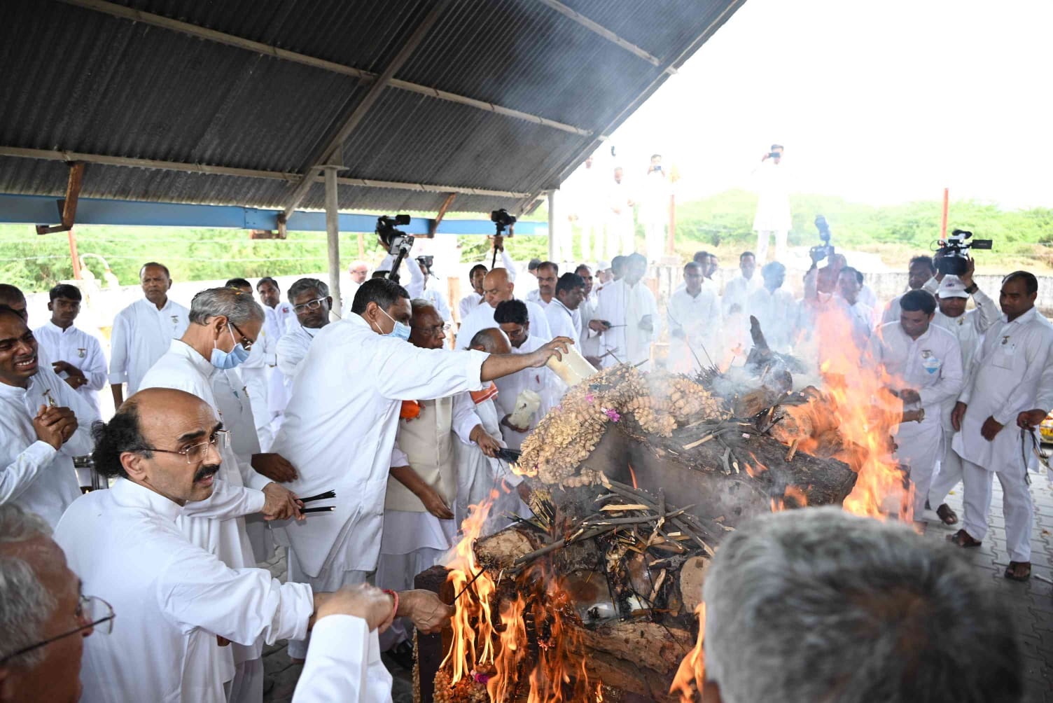 श्रद्ाजंलि देते ब्रहमाकुमारीज के अनुयायी।