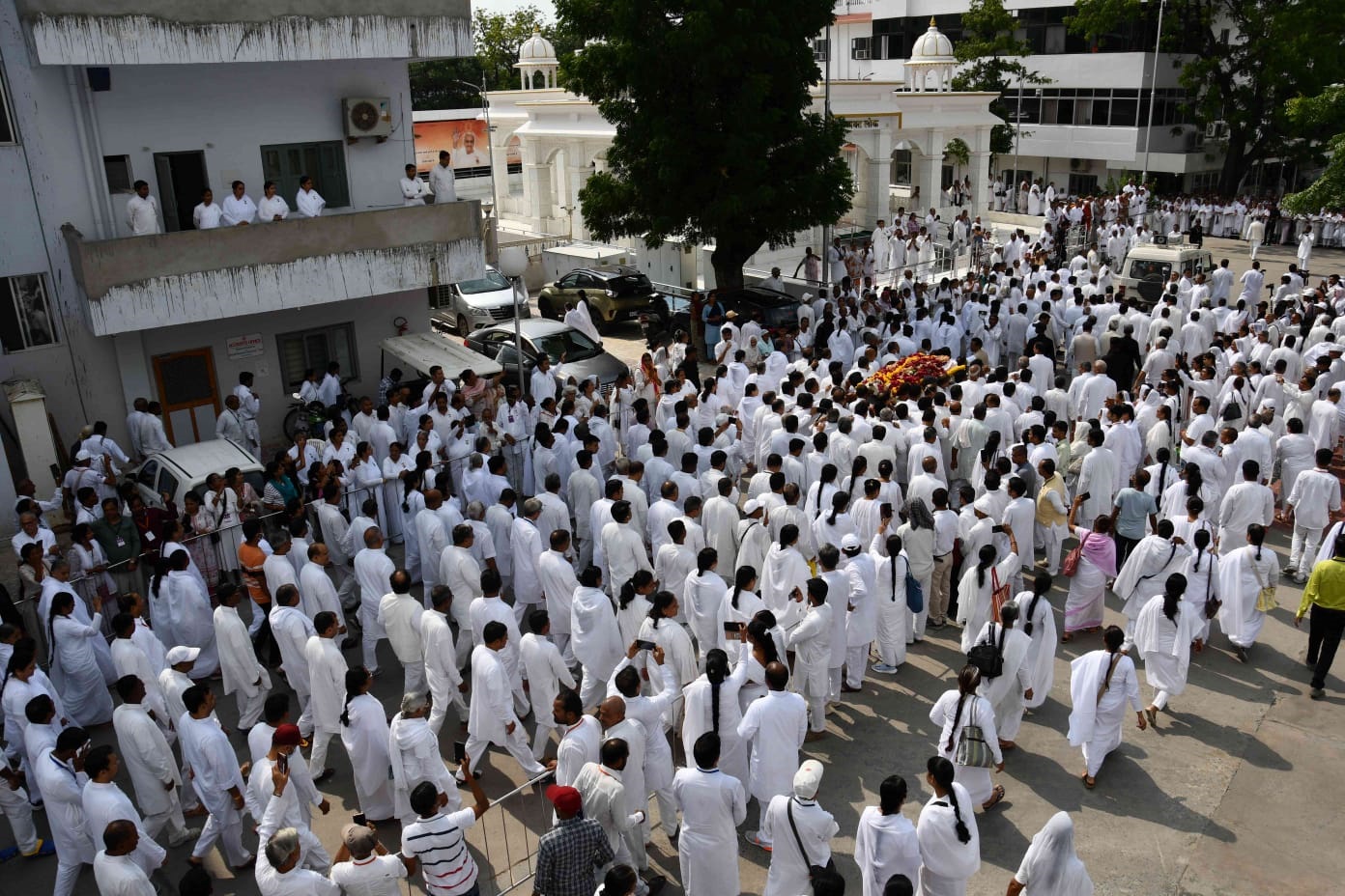 अंत्येषटी में शामिल लाेग।