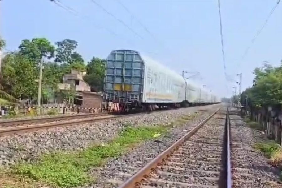 इंजिन से अलग हुई मालगाड़ी की बोगियां इंजिन से अलग हुई मालगाड़ी की बोगियां