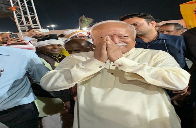 जनजातीय बंधुओं के बीच संघ प्रमुख डॉ. मोहन भागवत जनजातीय बंधुओं के बीच संघ प्रमुख डॉ. मोहन भागवत