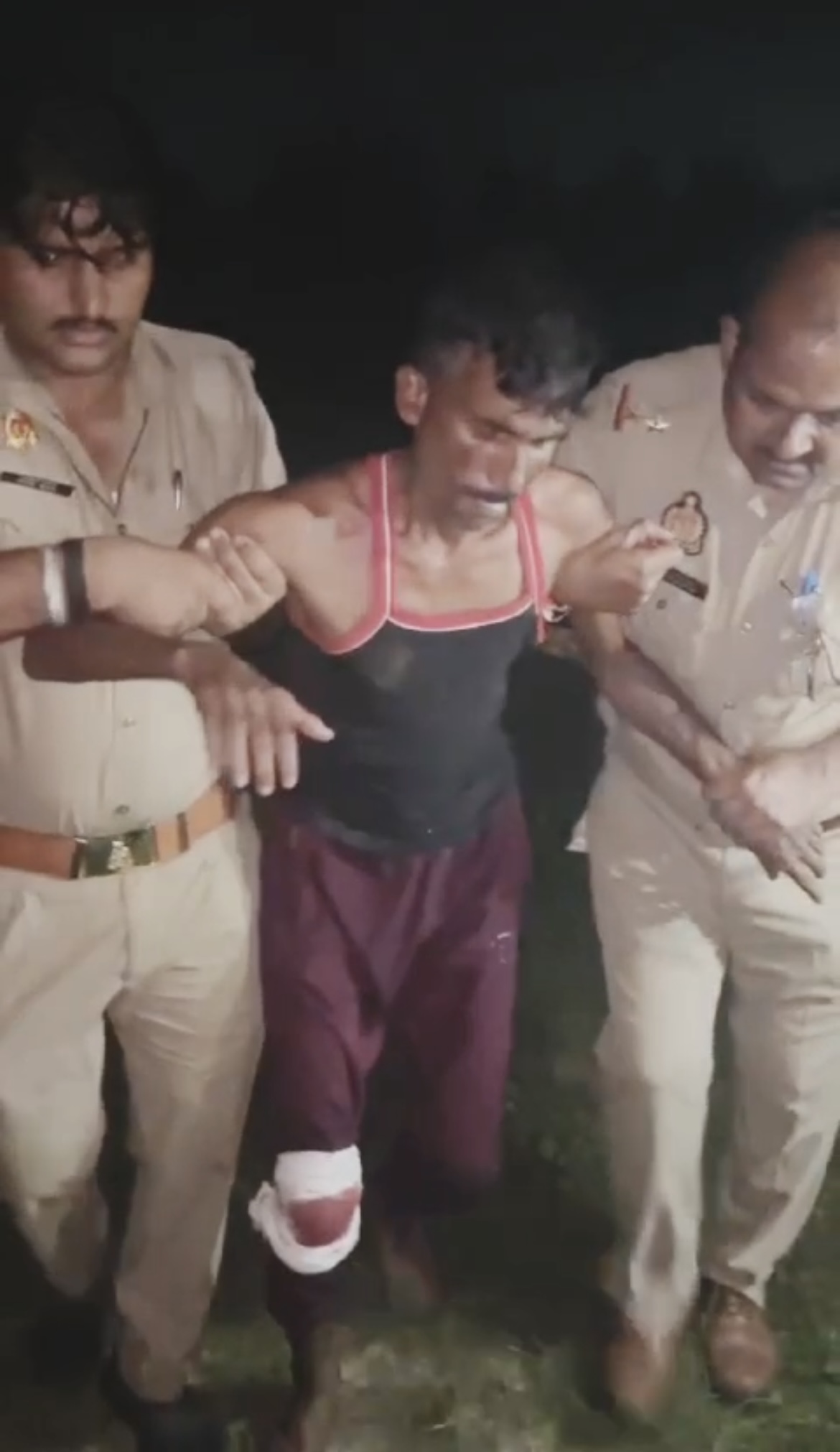 पुलिस मुठभेड़ के दौरान 3 गौतस्कर गिरफ्तार , दो के पैर में लगी गोली पुलिस मुठभेड़ के दौरान 3 गौतस्कर गिरफ्तार , दो के पैर में लगी गोली