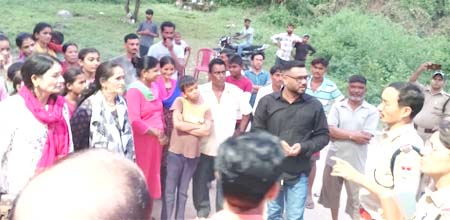 महिलाएं दरांती लेकर सड़क पर उतरीं महिलाएं दरांती लेकर सड़क पर उतरीं