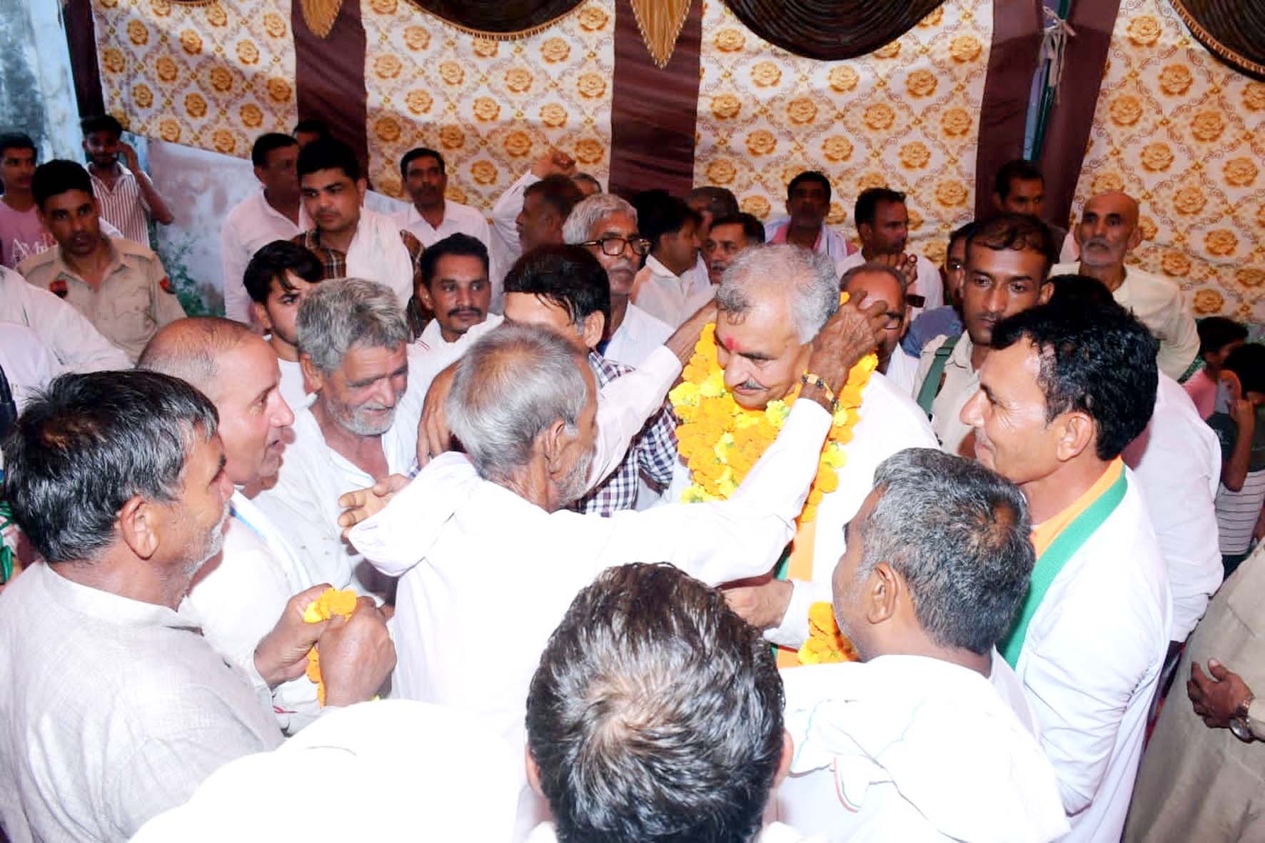 रणधीर पनिहार का स्वागत करते क्षेत्रवासी। रणधीर पनिहार का स्वागत करते क्षेत्रवासी।