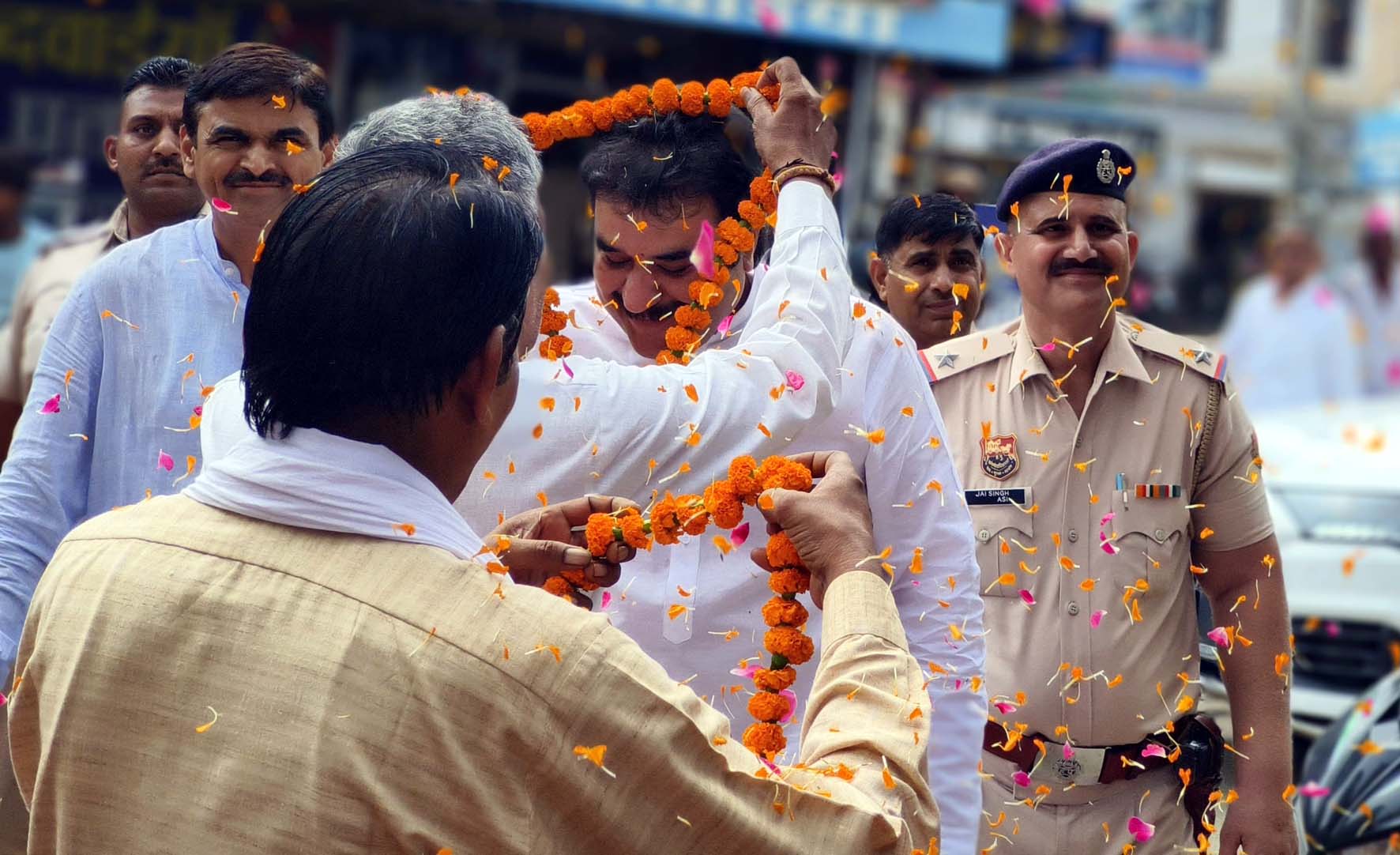 कुलदीप बिश्नोई का स्वागत करते क्षेत्रवासी। कुलदीप बिश्नोई का स्वागत करते क्षेत्रवासी।