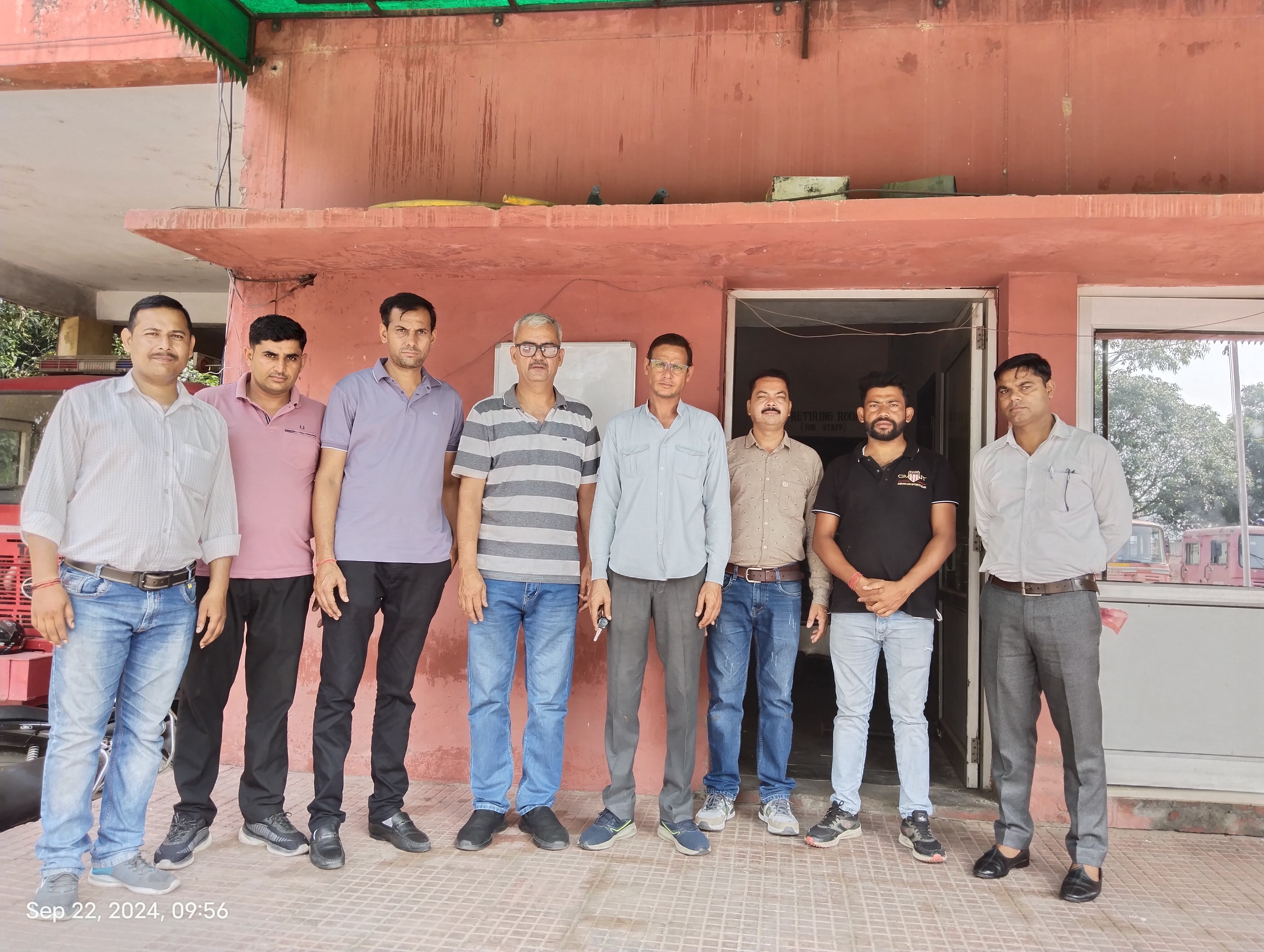 कर्मचारियों ने पार्टी प्रत्याशियों से की बात कर्मचारियों ने पार्टी प्रत्याशियों से की बात