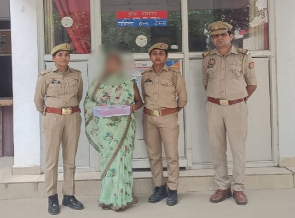 हत्यारिन महिला गिरफ्तार, साथ में मौजूद पुलिस कर्मी हत्यारिन महिला गिरफ्तार, साथ में मौजूद पुलिस कर्मी