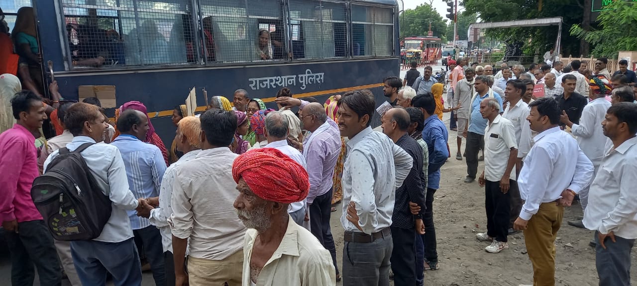 चित्तौड़गढ़ में रविवार को ठगी पीड़ितों ने प्रदर्शन के दौरान गिरफ्तारियां दी।