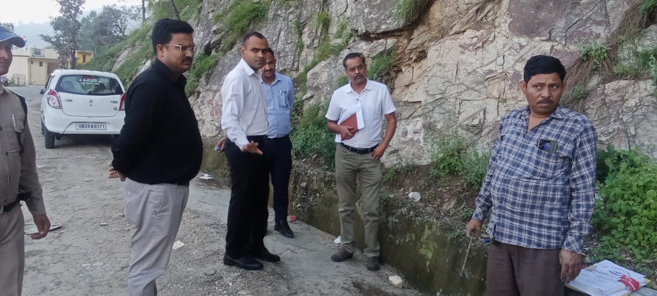 फोटो कैप्शन-23 एनटीएच 24-डीएम दीक्षित ने टिहरी में एनएच 707 के नाली निर्माण कार्य का निरीक्षण करते हुए फोटो कैप्शन-23 एनटीएच 24-डीएम दीक्षित ने टिहरी में एनएच 707 के नाली निर्माण कार्य का निरीक्षण करते हुए