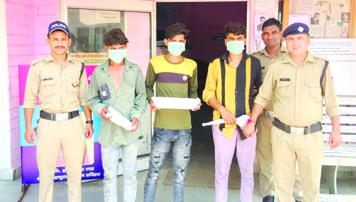 पुलिस गिर्रत में आरोपित पुलिस गिर्रत में आरोपित