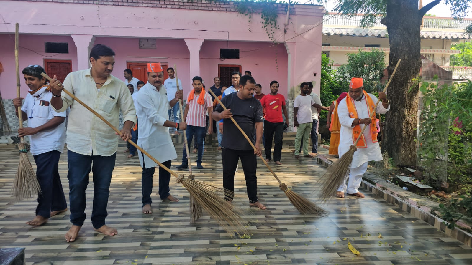 स्वच्छता पखवाड़ा अभियान में भाजपा जिलाध्यक्ष व अन्य: फोटो बच्चा गुप्ता