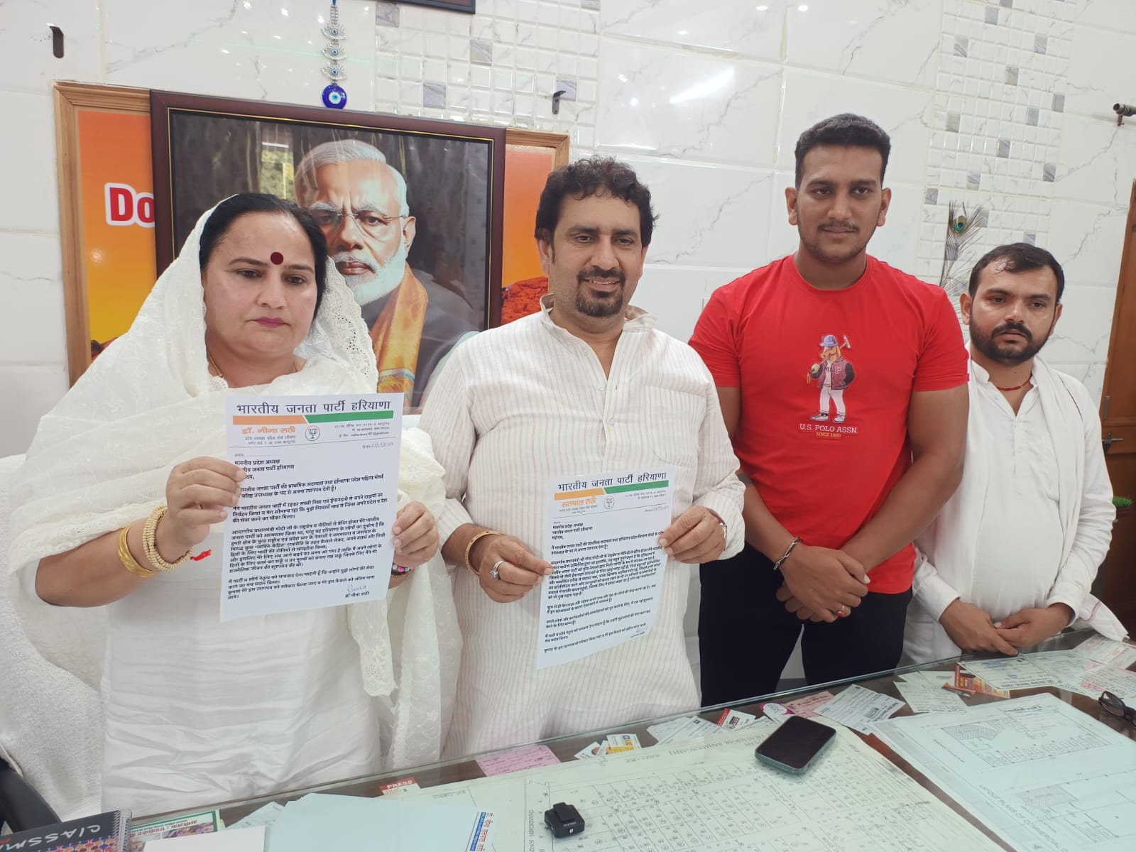 बहादुरगढ़ में हुई प्रेस वार्ता के दौरान भाजपा से अपने त्याग पत्र दिखाते डॉ. नीना और सतपाल राठी। बहादुरगढ़ में हुई प्रेस वार्ता के दौरान भाजपा से अपने त्याग पत्र दिखाते डॉ. नीना और सतपाल राठी।