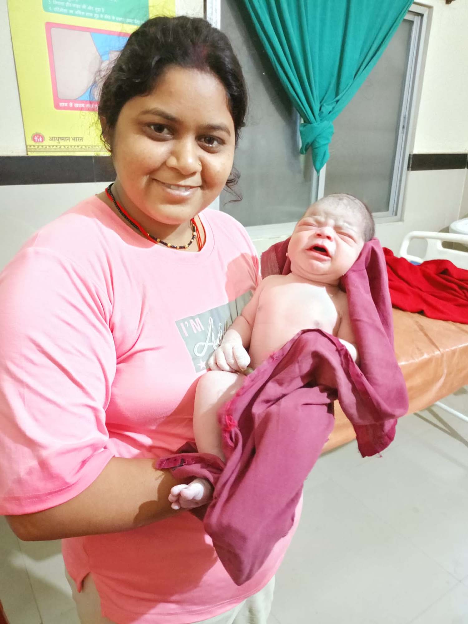 पितर पटेल अपने बच्चे काे गाेद में लिए पितर पटेल अपने बच्चे काे गाेद में लिए