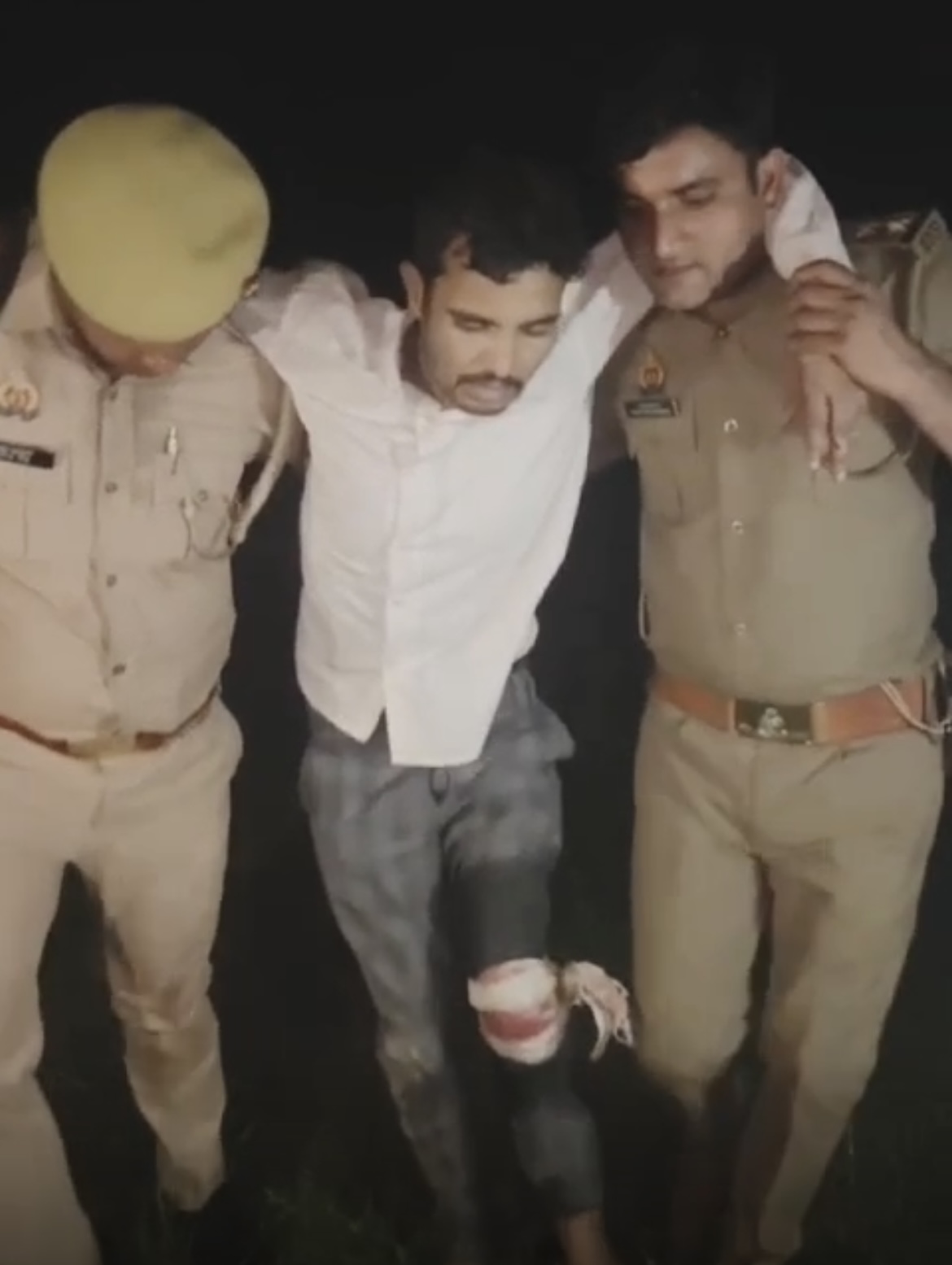 पुलिस मुठभेड़ के दौरान 3 गौतस्कर गिरफ्तार , दो के पैर में लगी गोली पुलिस मुठभेड़ के दौरान 3 गौतस्कर गिरफ्तार , दो के पैर में लगी गोली