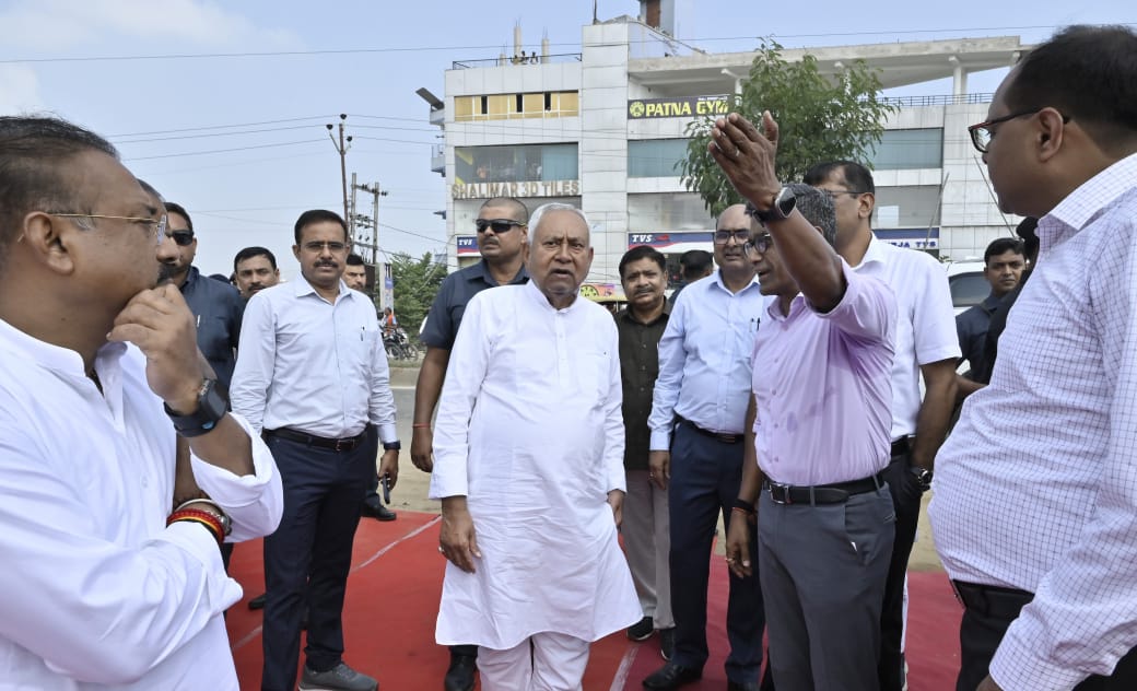 मुख्यमंत्री नीतीश अपने जहानाबाद दौरे के दौरान अधिकारियों को निर्देश देते हुए मुख्यमंत्री नीतीश अपने जहानाबाद दौरे के दौरान अधिकारियों को निर्देश देते हुए