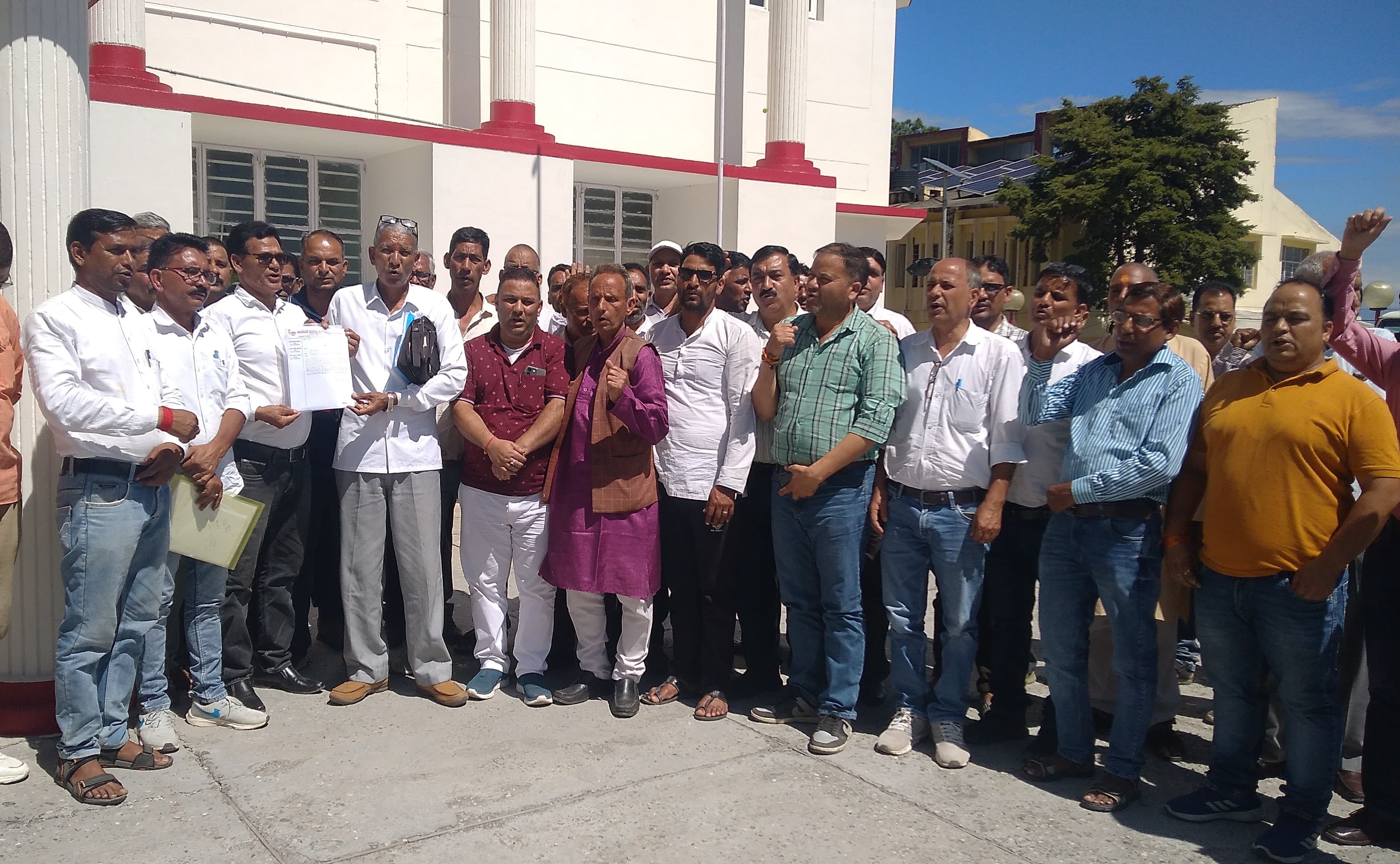 फोटो कैप्शन-24 एनटीएच 22-सोमवान को सीएम को ज्ञापन देने को ठेकेदार कलक्ट्रेट टिहरी में एकजुट होकर पहुंचे फोटो कैप्शन-24 एनटीएच 22-सोमवान को सीएम को ज्ञापन देने को ठेकेदार कलक्ट्रेट टिहरी में एकजुट होकर पहुंचे