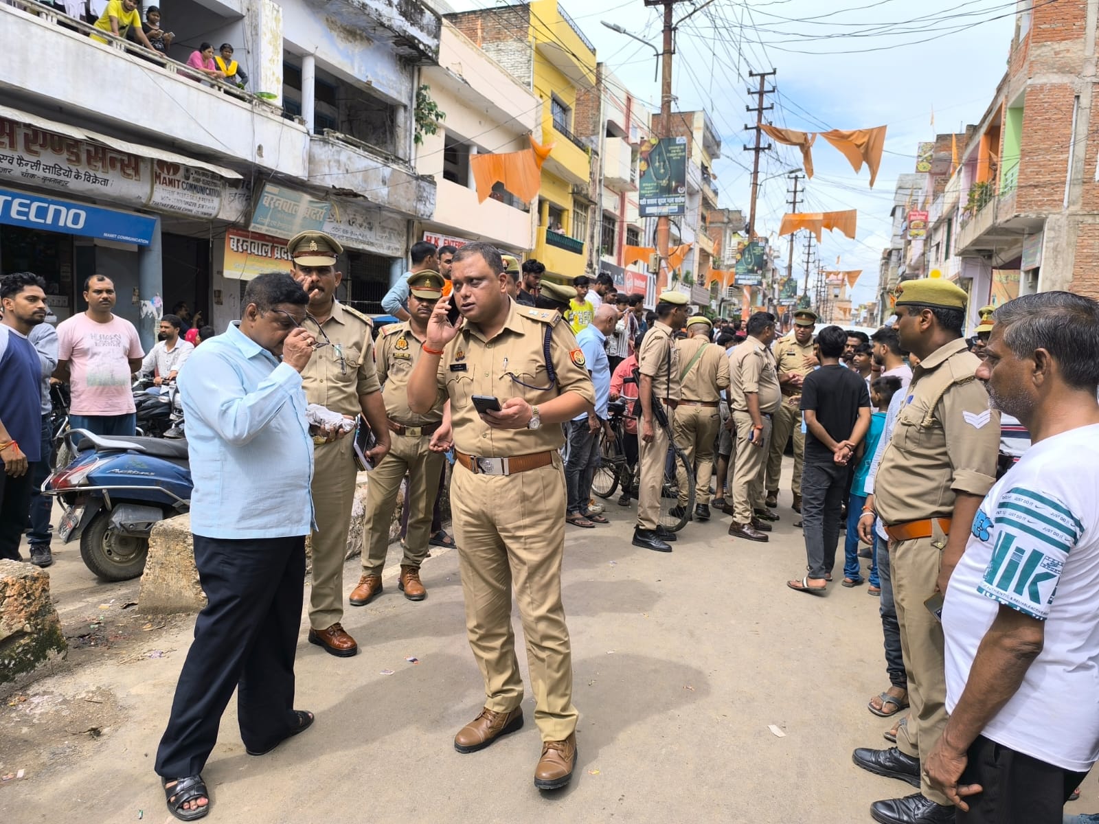सुलतानपुर : दिनदहाड़े चौक में सराफा दुकान मे बंदूक की नोक पर लाखों की लूट सुलतानपुर : दिनदहाड़े चौक में सराफा दुकान मे बंदूक की नोक पर लाखों की लूट