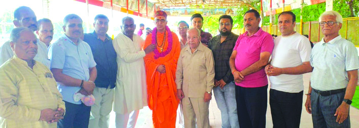 स्वामी नर्मदाशंकर पुरी का स्वागत करते हुए स्वामी नर्मदाशंकर पुरी का स्वागत करते हुए