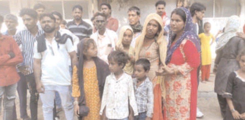 अपराधियों की गिरफ्तारी पर पुलिस ने किया इनाम का ऐलान, मृतक के परिजनों ने मांगी फांसी अपराधियों की गिरफ्तारी पर पुलिस ने किया इनाम का ऐलान, मृतक के परिजनों ने मांगी फांसी