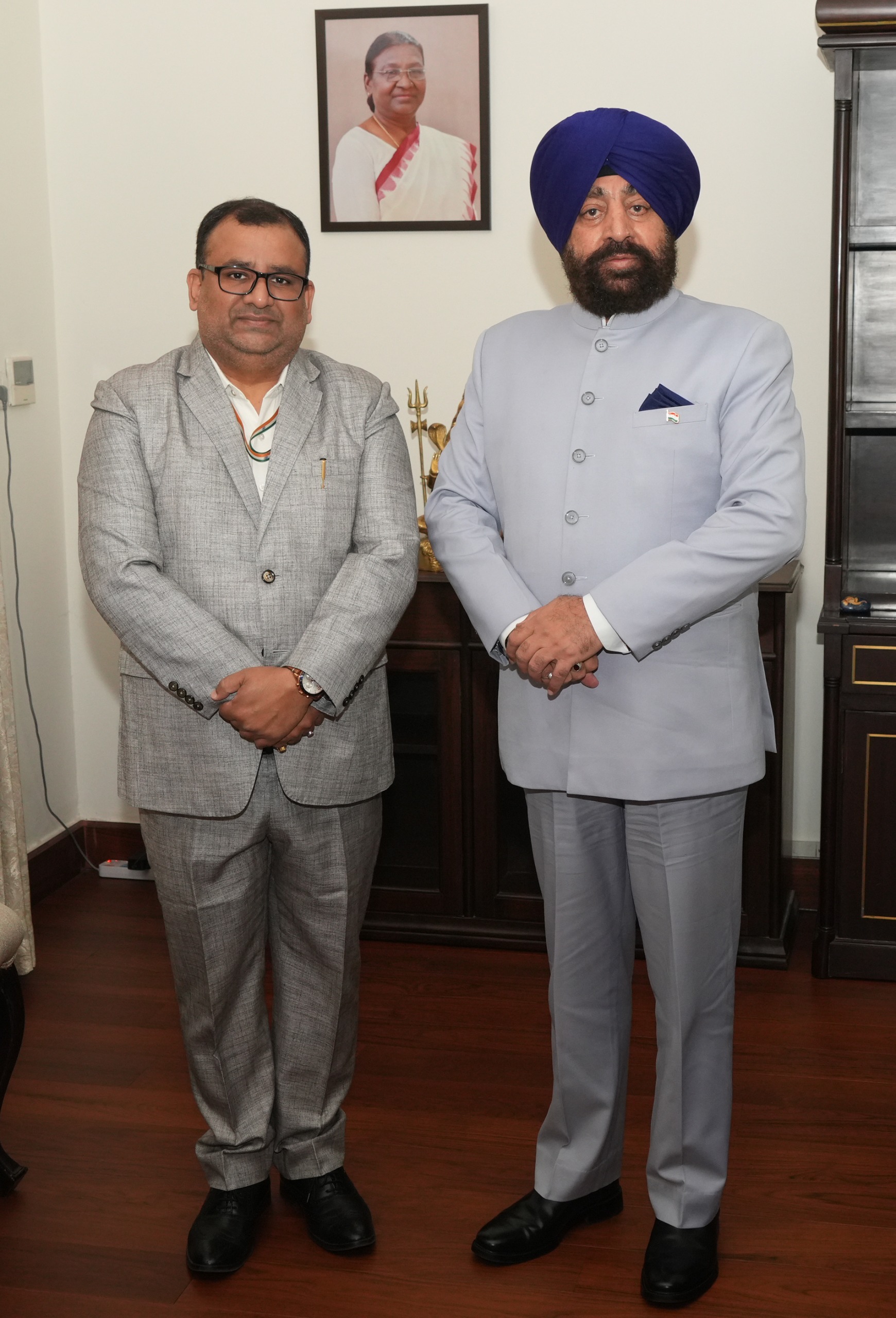 राष्ट्रीय मानवाधिकार आयोग के विशेष पर्यवेक्षक बालकृष्ण गोयल राज्यपाल से शिष्टाचार भेंट करते। राष्ट्रीय मानवाधिकार आयोग के विशेष पर्यवेक्षक बालकृष्ण गोयल राज्यपाल से शिष्टाचार भेंट करते।