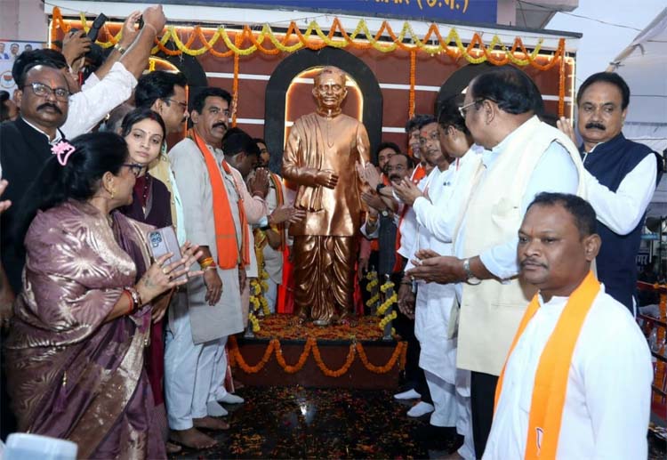 चरामा में विकास कार्यों का भूमिपूजन एवं लोकार्पण करते उपमुख्यमंत्री अरूण साव चरामा में विकास कार्यों का भूमिपूजन एवं लोकार्पण करते उपमुख्यमंत्री अरूण साव