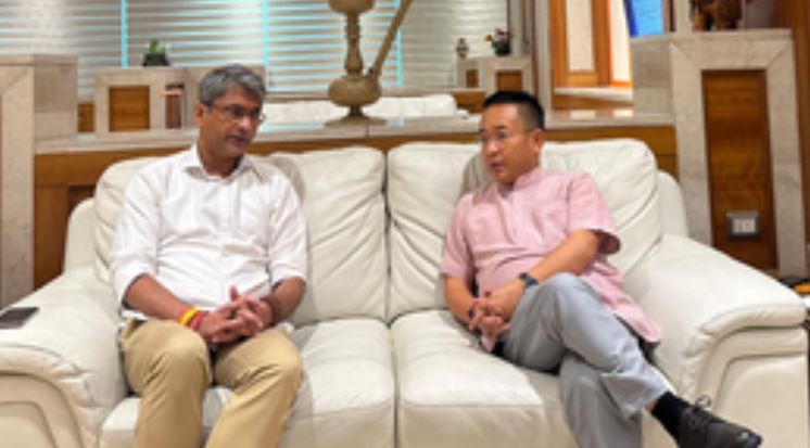 कल्याण चौबे के साथ चर्चा करते सिक्किम के मुख्यमंत्री कल्याण चौबे के साथ चर्चा करते सिक्किम के मुख्यमंत्री