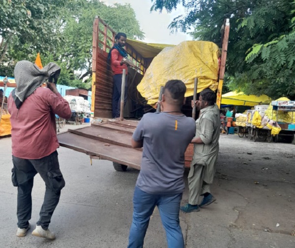 निगम अमले ने बिट्टन मार्केट की पार्किंग से बड़ी संख्या में हटाए गुमठी, ठेले निगम अमले ने बिट्टन मार्केट की पार्किंग से बड़ी संख्या में हटाए गुमठी, ठेले
