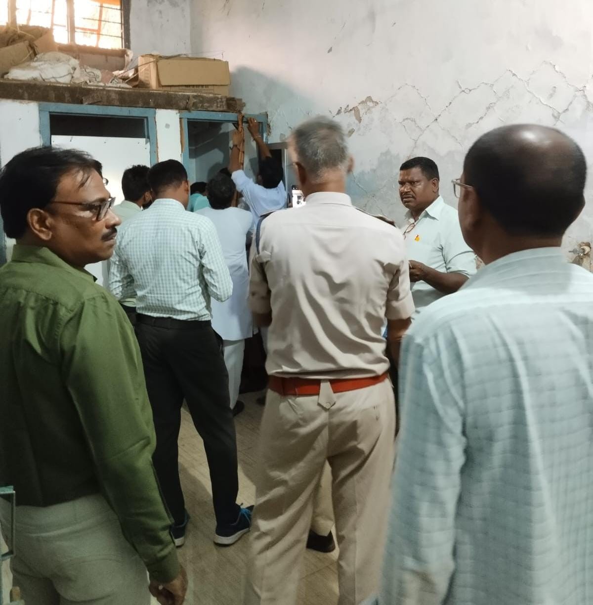 घटना स्थल सरस्वती शिशु मंदिर के शौचालय की जांच करती पुलिस टीम। घटना स्थल सरस्वती शिशु मंदिर के शौचालय की जांच करती पुलिस टीम।
