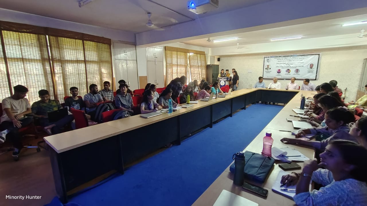 केंद्रीय विश्वविद्यालय में शुरू हुई कार्यशाला में मौजूद प्रतिभागी। केंद्रीय विश्वविद्यालय में शुरू हुई कार्यशाला में मौजूद प्रतिभागी।