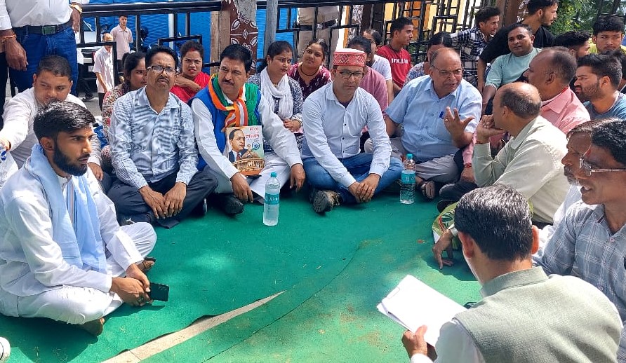 गोपेश्वर में धरना देते हुए अनुसूचित जाति के लोग। गोपेश्वर में धरना देते हुए अनुसूचित जाति के लोग।