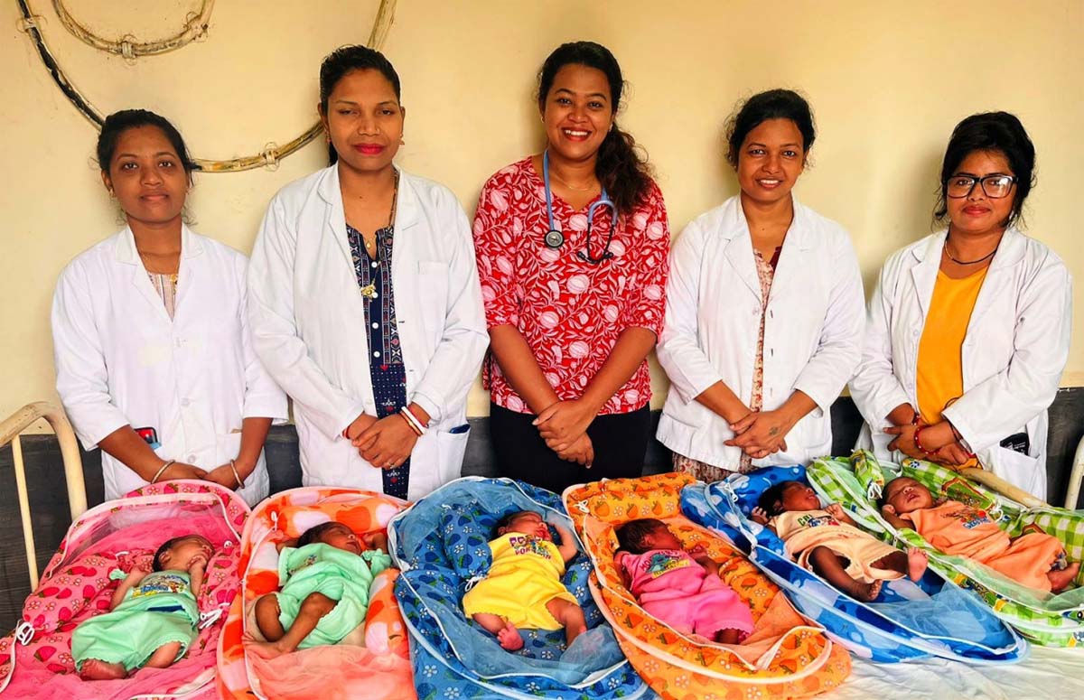 सरकारी अस्पताल की महिला कर्मचारी के साथ 6 नन्हे नवजात बच्चें सरकारी अस्पताल की महिला कर्मचारी के साथ 6 नन्हे नवजात बच्चें