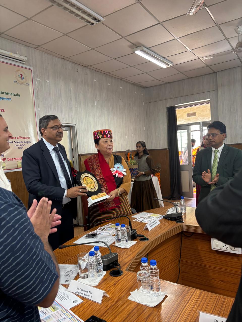 पर्यटन सप्ताह समारोह के दौरान कुलपति और अन्य। पर्यटन सप्ताह समारोह के दौरान कुलपति और अन्य।