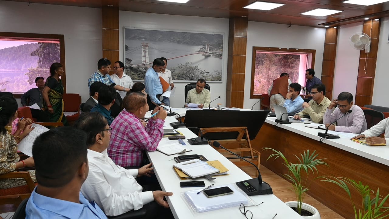 फोटो-24 एनटीएच 11-नई टिहरी में समस्याएं सुनते डीएम मयूर दीक्षित। फोटो-24 एनटीएच 11-नई टिहरी में समस्याएं सुनते डीएम मयूर दीक्षित।