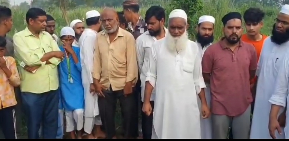 कब्रिस्तान में मौजूद लोग कब्रिस्तान में मौजूद लोग
