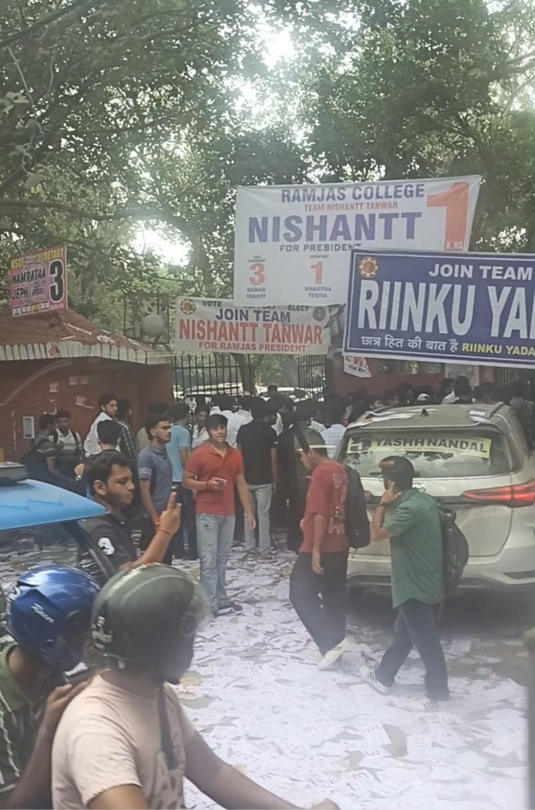 नॉर्थ कैंपस में सोमवार को रामजस कॉलेज के बाहर लगे पोस्टर व सड़कों पर बिखरे पर्चे नॉर्थ कैंपस में सोमवार को रामजस कॉलेज के बाहर लगे पोस्टर व सड़कों पर बिखरे पर्चे