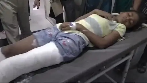 कमरे की छत गिरने से घायल हुई बच्ची वर्षा। कमरे की छत गिरने से घायल हुई बच्ची वर्षा।