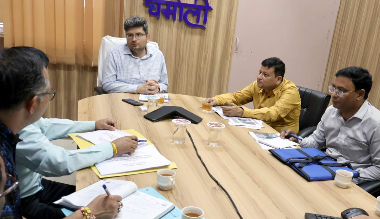 गोपेश्वर में कृषि व उद्यान विभाग की समीक्षा बैठक लेते हुए डीएम। गोपेश्वर में कृषि व उद्यान विभाग की समीक्षा बैठक लेते हुए डीएम।