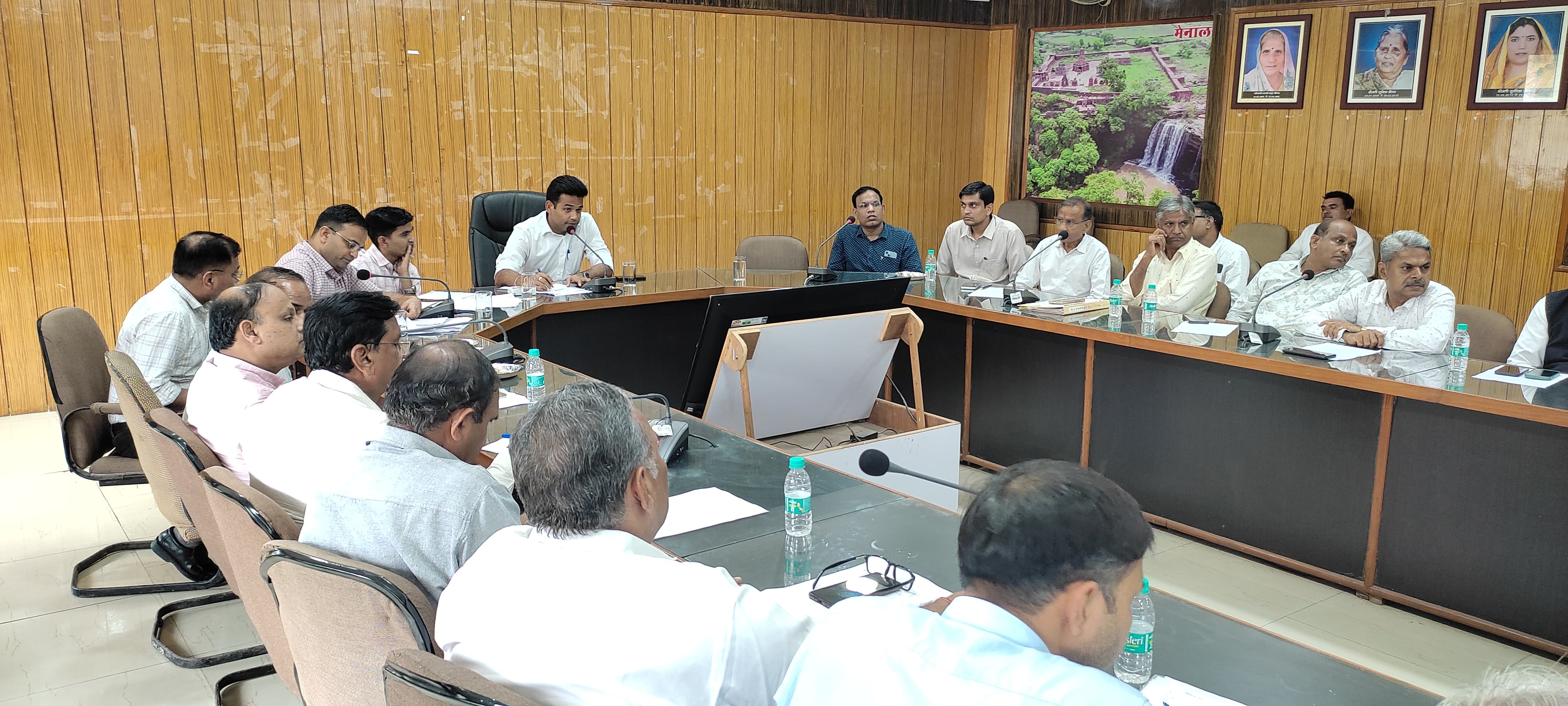 चित्तौड़गढ़ जिला मुख्यालय पर सोमवार को अधिकारियों की बैठक लेते जिला कलक्टर। चित्तौड़गढ़ जिला मुख्यालय पर सोमवार को अधिकारियों की बैठक लेते जिला कलक्टर।