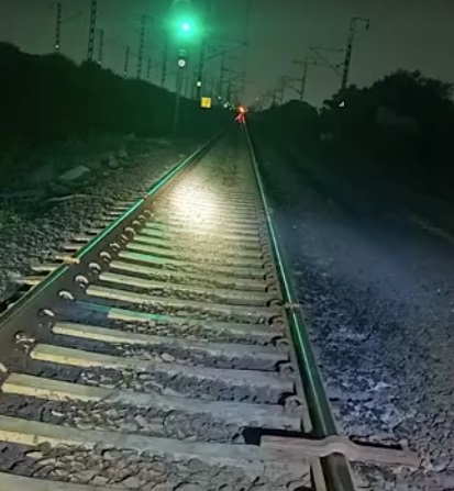 सूरत के कीम-कोसंबा के बीच कीम खाड़ी पर फीश पलेट खाेलकर रेलवे ट्रैक पर रखा गया था। सूरत के कीम-कोसंबा के बीच कीम खाड़ी पर फीश पलेट खाेलकर रेलवे ट्रैक पर रखा गया था।