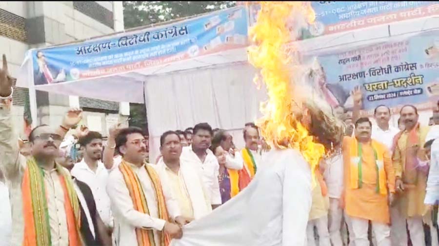 कांग्रेस सांसद राहुल गांधी का पुतला दहन करते भाजपा कार्यकर्ता कांग्रेस सांसद राहुल गांधी का पुतला दहन करते भाजपा कार्यकर्ता